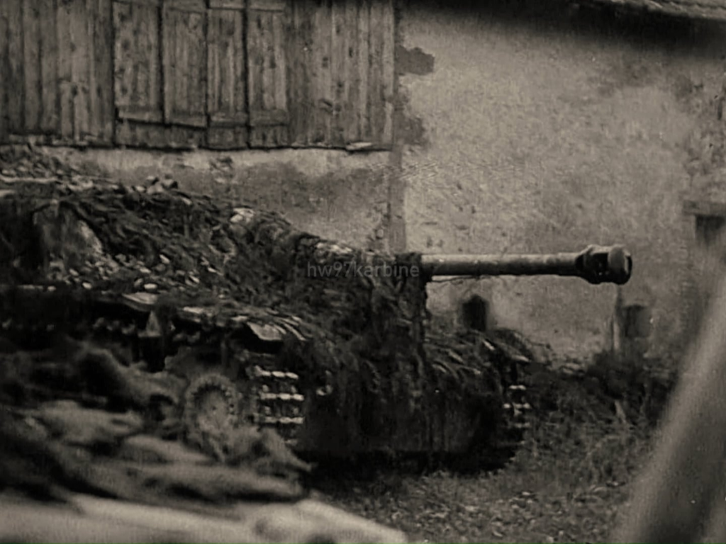 Sturmgeschütz III -Angriffswaffen engagieren sich von Sherman Tanks, die 1944 in der Nähe der Siegfried -Linie vorgehen