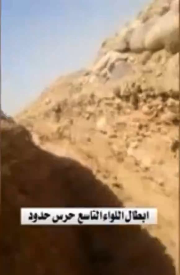 Ein jemenitischer Soldat schleicht sich in einem Houthi -Graben und begrüßt die Houthis, bevor er sie beseitigt.