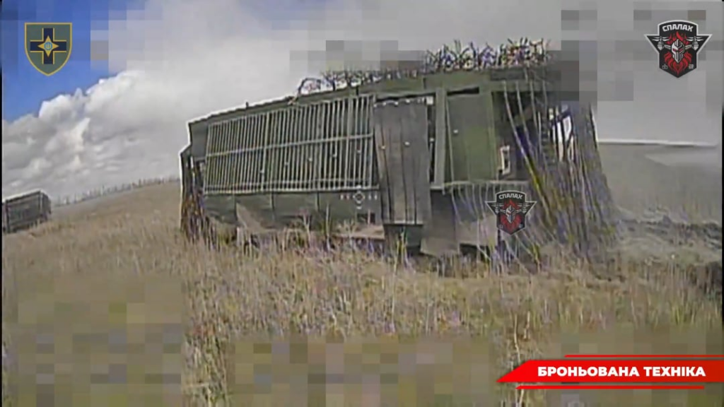 Ukrainische Glasfaser -Drohnen des Rubak 28 der 28. mechanisierten Brigade trafen russische Angriffsschuppen unterwegs. Toretsk -Richtung. [Published 12.06.2025]