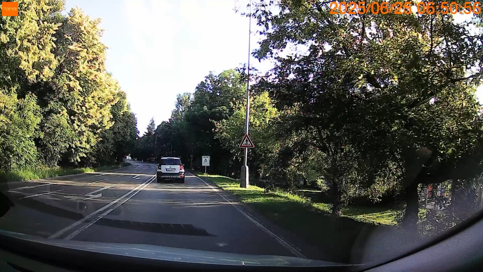 Gemäß dem gültigen Straßengesetz hat der Fahrrad am Auto (b) an der Kreuzung Vorrang?