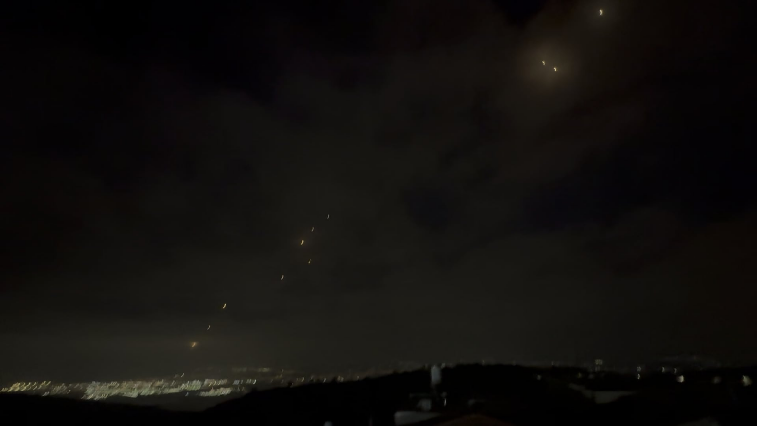 Zwei Ballistikraketen, die Haifa aus der Nähe von Bergen von Carmel (16. Juni) getroffen haben