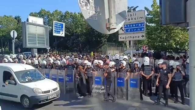 Anwälte, die einen Spaziergang machten, um die Verteidigung zu verteidigen, wurden von Hunderten von Polizisten blockiert!