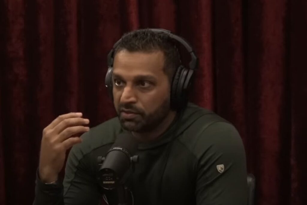 Kash Patel hat einen Live-WTF-Moment auf Joe Rogan, als er von Trump gegen Musk Mid-Interview erfährt