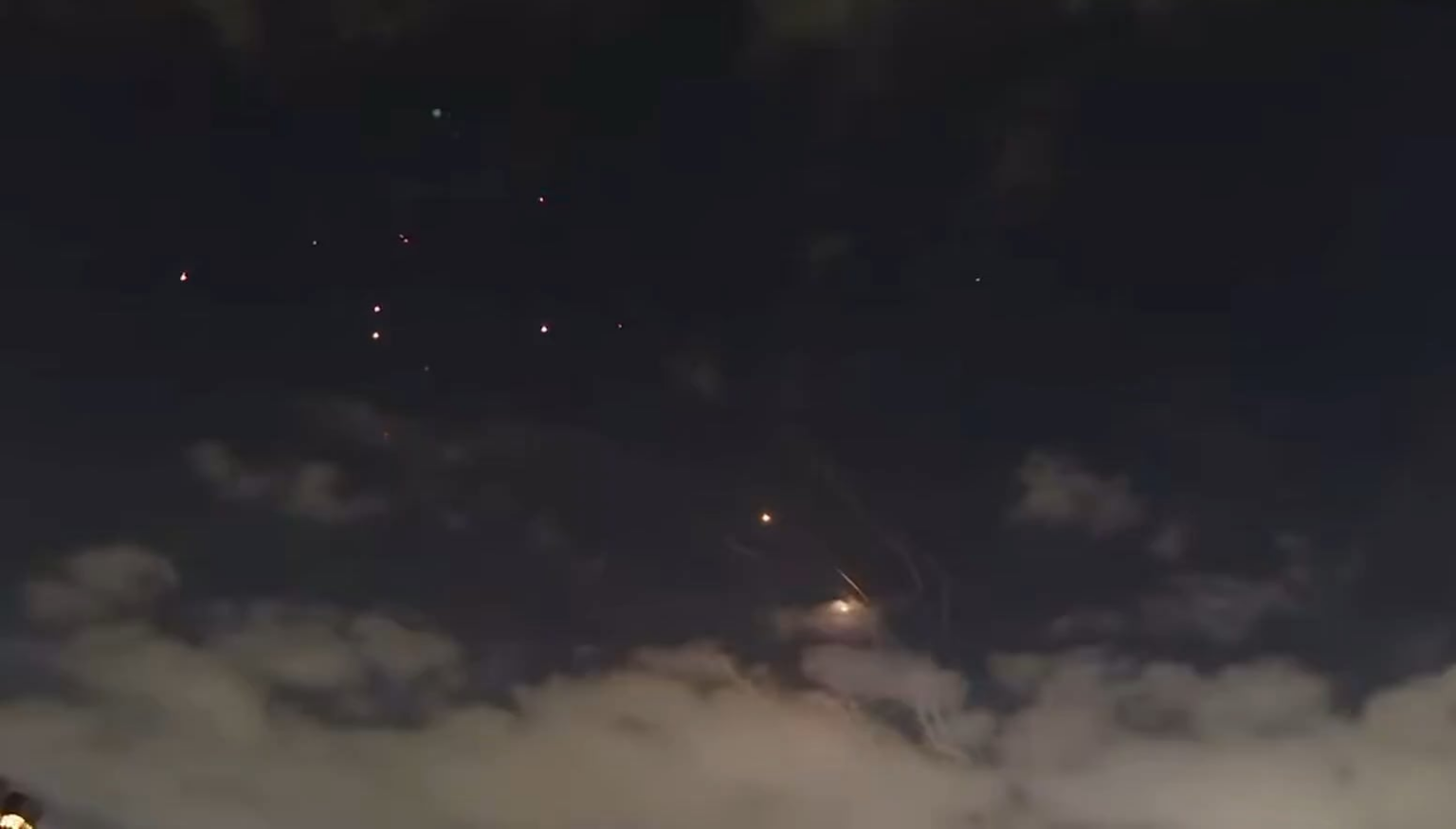 Filmmaterial der massiven ballistischen Raketen -Engagement über Tel Aviv, Israel, vor wenigen Augenblicken mit ein paar Raketen (16. Juni 2025)