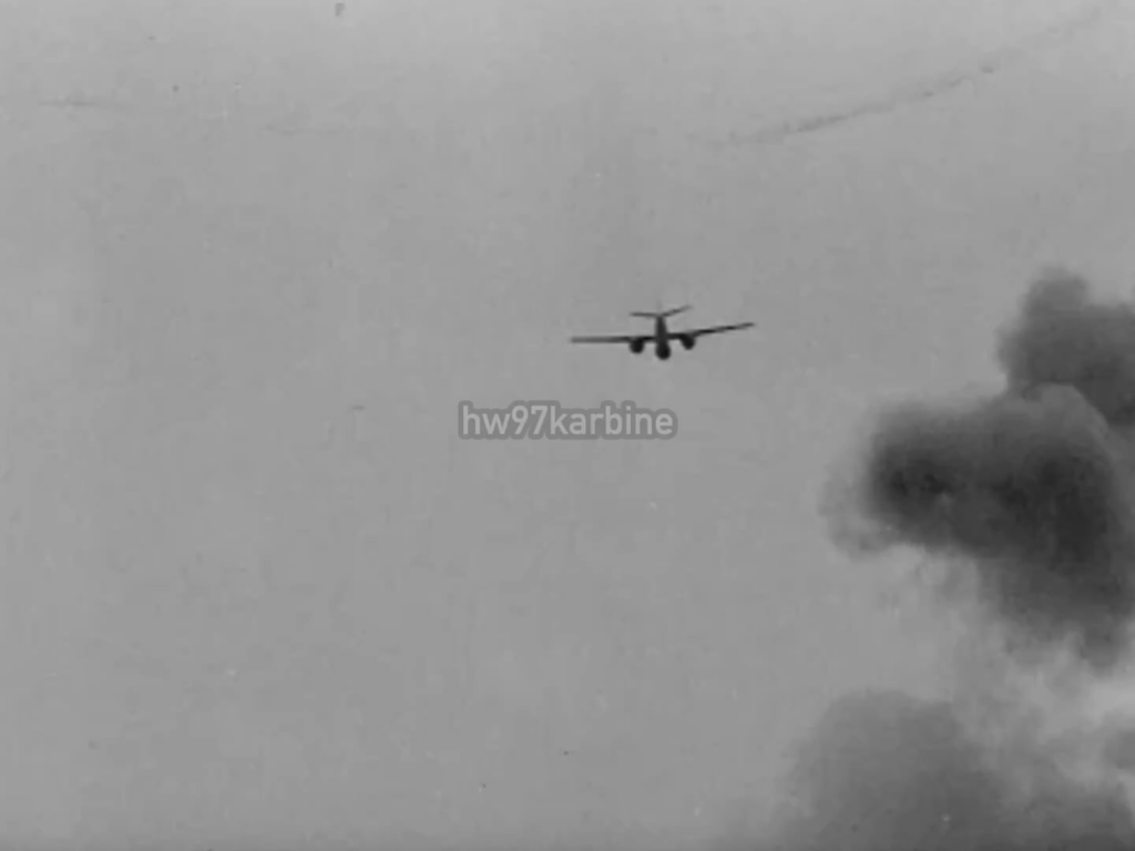 Ansicht von US-Linien als 3. BG Douglas A-20 Havocs Pepper Hill 2380 südlich von Luzon mit Parafrag-Bomben und Maschinengewehrfeuer im April 1945