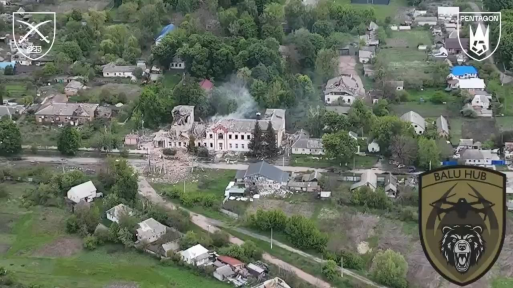 Drohnenaufnahmen eines ukrainischen Kampfflugzeugs, der eine französische ASM-Hammer-Präzisionsbombe auf einer russischen Basis in Tyotkino, Kursk Oblast, auf den Markt bringt.