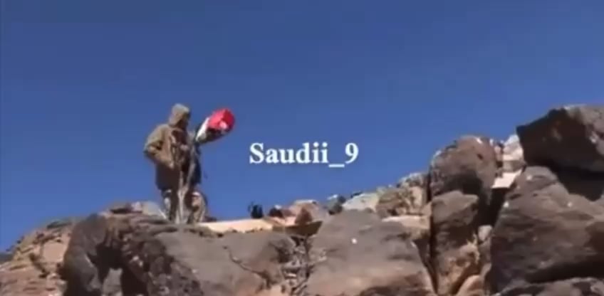 Houthi -Kämpfer, die von saudi -arabischen Landstreitkräften in Saada geschlagen werden (April 2024) (aus der Nähe) (unbekannte Waffe)