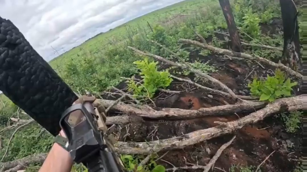 Minenverkleidung durch den ukrainischen Soldaten an der Nulllinie. Juni 2025