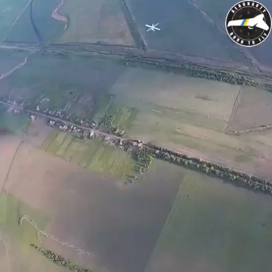 Ein FPV -Quad der "Aeronavty" -Anheit filmt eine weitere Drohne, die eine russische "Lancet" -UAV im Himmel über der Ukraine zerstört.