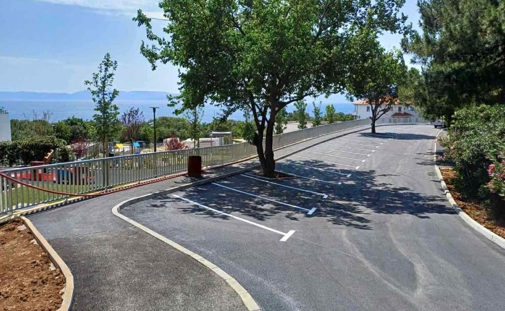 In Kostena absolvierte das Parken für 25 Autos, der Wiederaufbau des Sportspielplatzes in derselben Straße beginnt