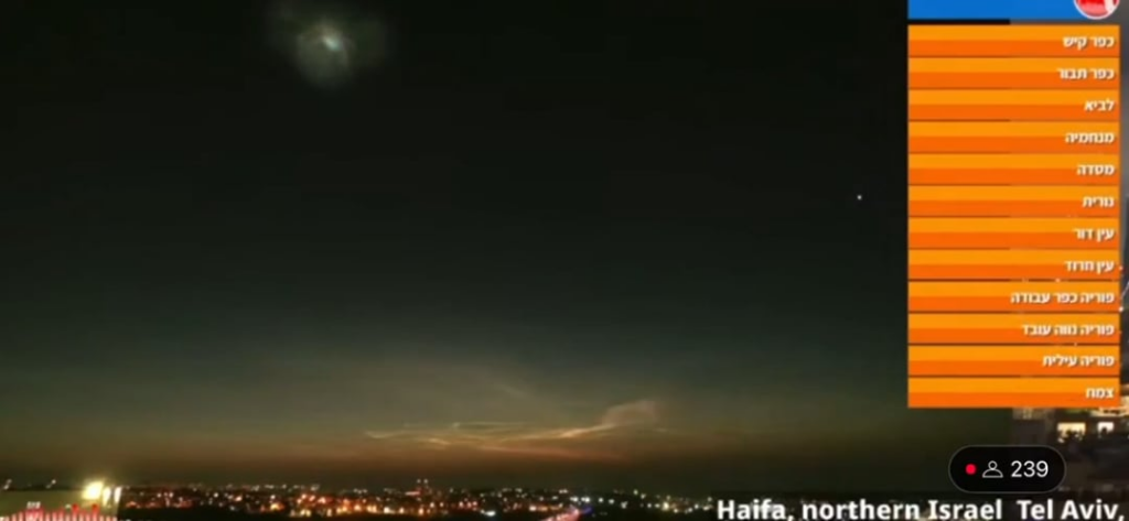 Das Filmmaterial aus einem anderen Winkel zeigt, wie eine iranische ballistische Rakete außerhalb der Erdatmosphäre (THAAD) über der Galiläa, Israel, abgefangen wurde