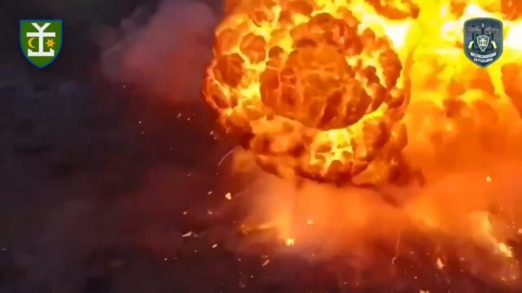 Das russische gepanzerte Fahrzeug explodierte stark, nachdem das von den Piloten des dritten mechanisierte Bataillons der 54. mechanisierte Brigade betriebene Bienenstube von ukrainischen FPV -Drohne getroffen wurde. Siversk -Richtung. Publ. 03.06.2025