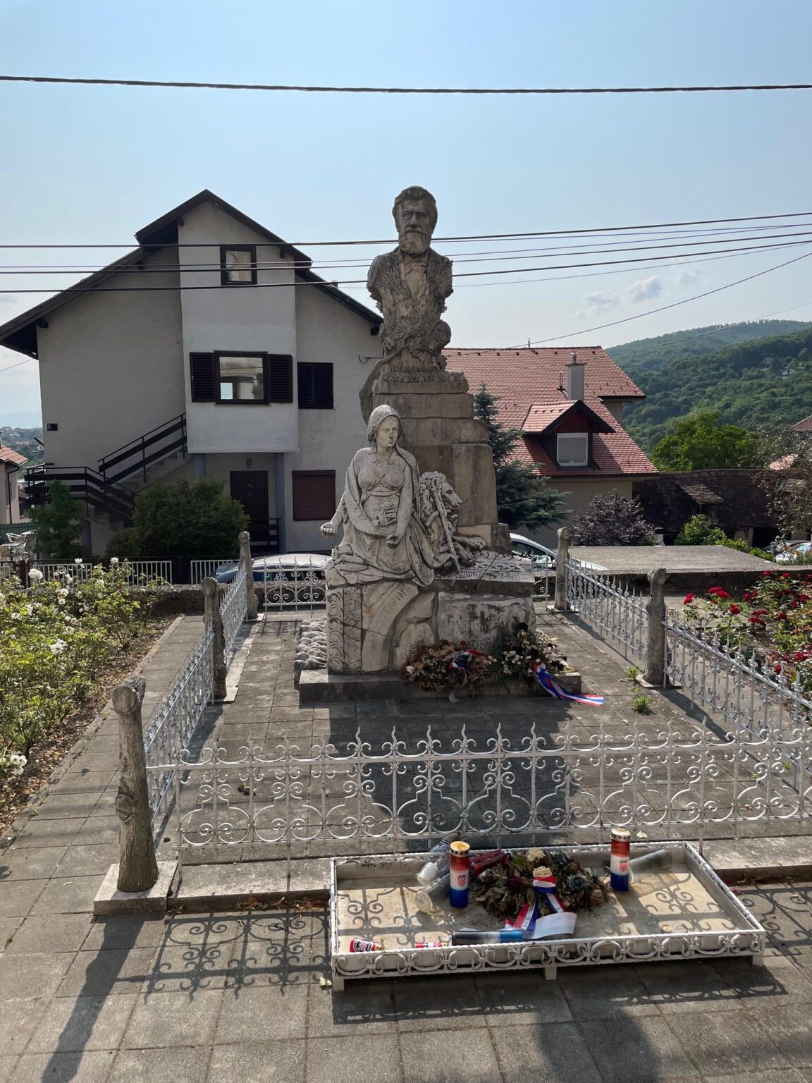 Denkmal ante Starcevic und Kroatien (auf der linken Seite als müde Frau) hinter der sechsten Kirche in Zagreb präsentiert