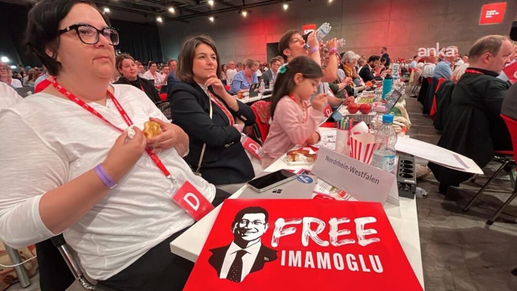 Während der Rede von Özgür Özel auf dem Kongress der deutschen Sozialdemokratischen Partei in Berlin (SPD) hob die SPD -Vertreter freie İmamoğlu (Freiheit für İmamoğlu) die Währung auf