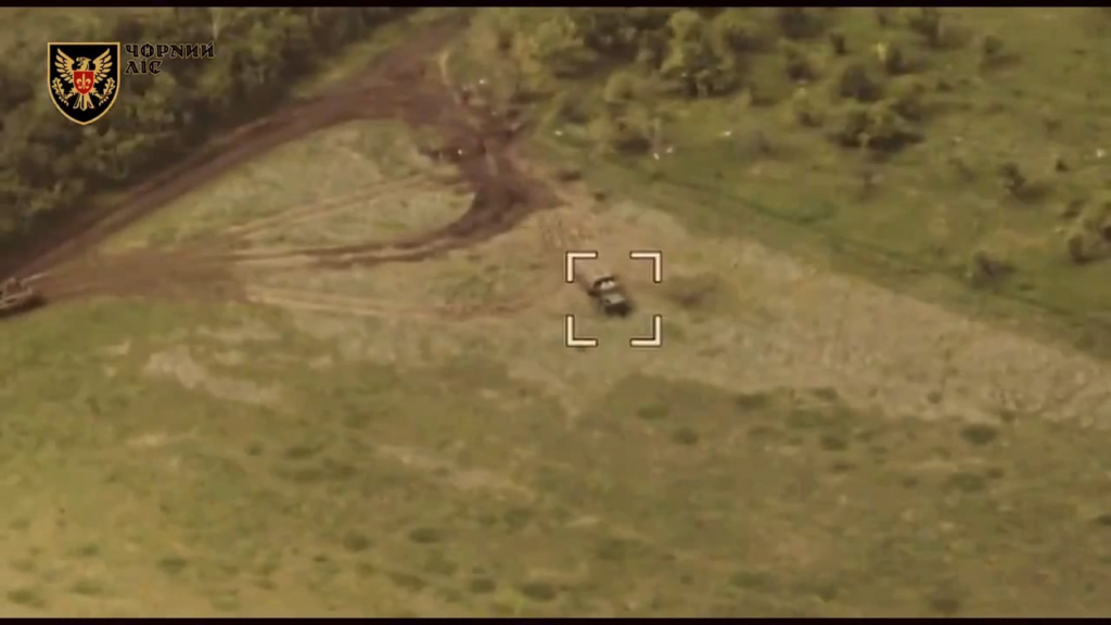 Eine ukrainische Aufklärungsdrohne der Betreiber der Schwarzwaldbrigade überwacht die Zerstörung durch eine GMLRS-Rakete von den Himars-MLRs eines 2C7-Pion-Pion-Waffe und eines Munitionswagens. Juni 2025.