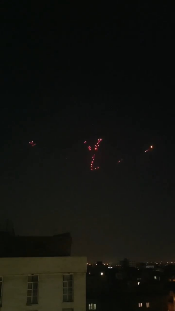 Iranische Flugabwehrkanonen, die über Teheran in den Himmel schießen (14. Juni 2025)