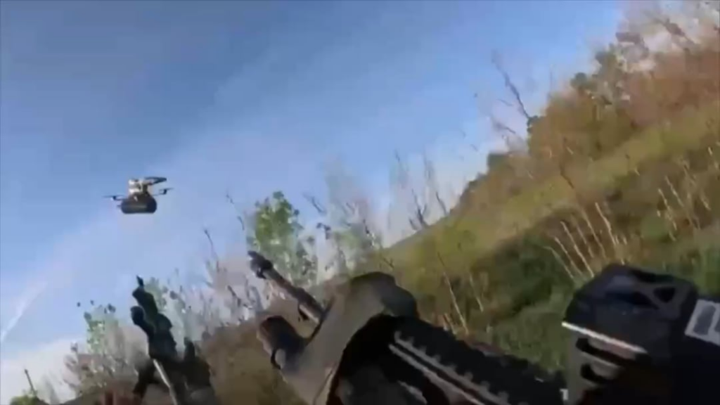 Ukrainische Truppen schießen eine russische faseroptische FPV-Drohne hinunter, die ihnen im letzten Moment in Bäume stürzte