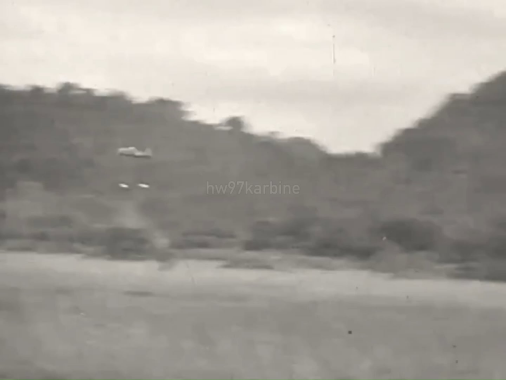 Französische Aéronavale Grumman F8F Bären bieten während des ersten Indochina -Krieges im Oktober 1953 eine enge Luftunterstützung südlich des Red River Delta an