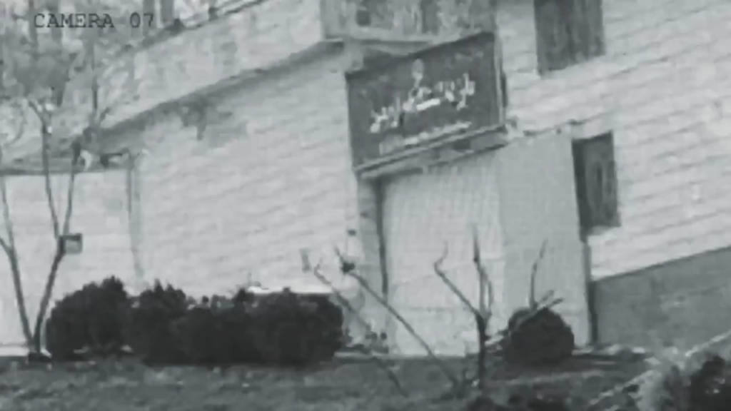 Das Filmmaterial, das in Umlauf kommt, der einen israelischen Streik früher gegen den Eingang zum Evin -Gefängnis, der den politischen Gefangenen bekannt ist, in der iranischen Hauptstadt Teheran zu zeigen scheint.