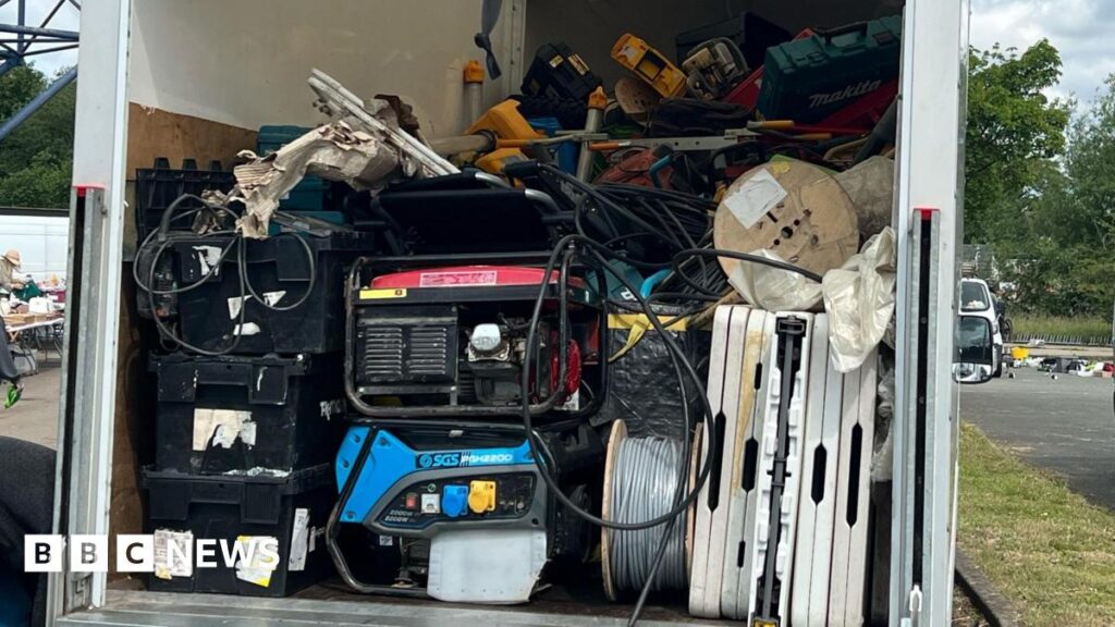 Van gefüllt mit gestohlenen Werkzeugen beim Auto Boot Sale gefunden