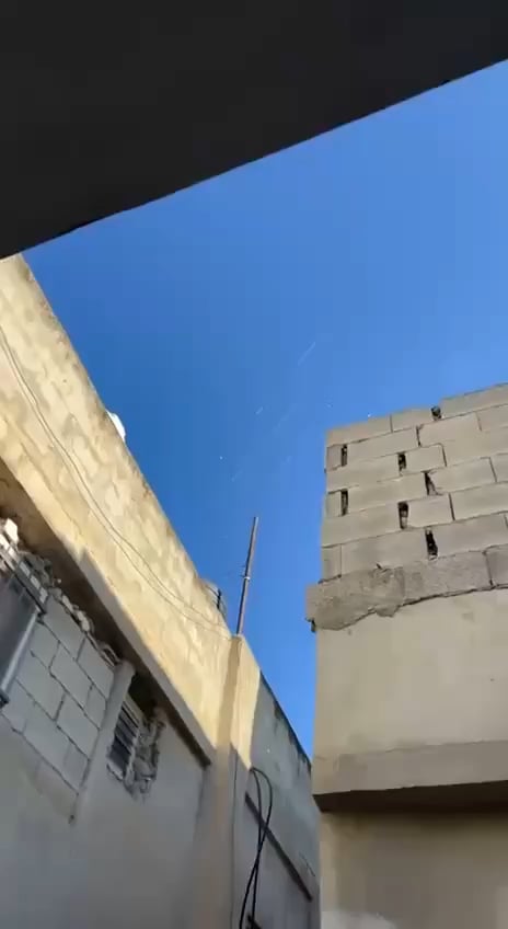 Massive ballistische Raketenstrahlung von IRGC Aerospace Forces, die sich über den Himmel im Zentrum Israel bewegen [2025-06-22]