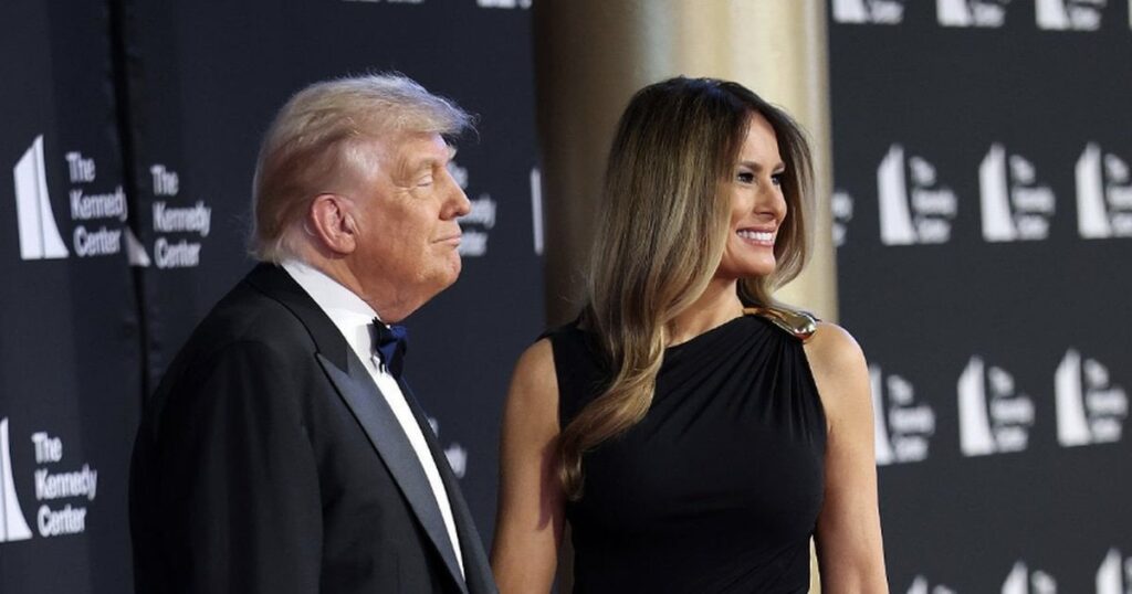 Trump und Melania haben im Kennedy Center ausgebuht, während sie protestieren, während sie gegen Drag Queens jubelten