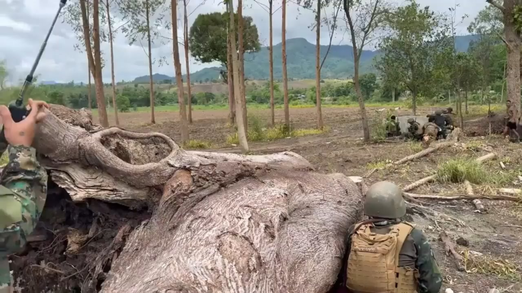 [Myanmar/Burma] Filmmaterial von Knla und PDF-Rebellen, die Junta-Truppen in Thaybawboe, Karen State vom 28. Mai bis 3. Juni, angreifen (Epilepsie-Warnung; Musik aus Quellen)