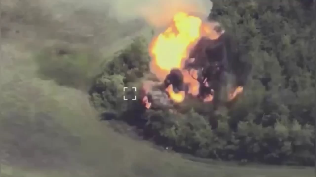 Russisch 152 mm 2a65 wird irgendwo in der südlichen Ukraine zerstört.