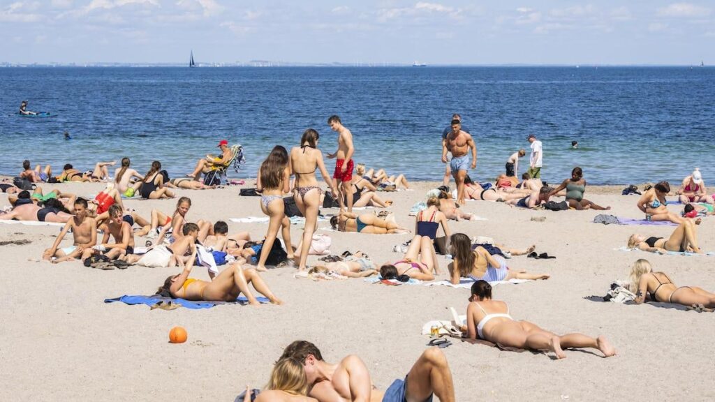 Junge Leute trotzen Empfehlungen und jagen den hohen UV -Index: "Es ist dicker, jetzt Brown zu sein."