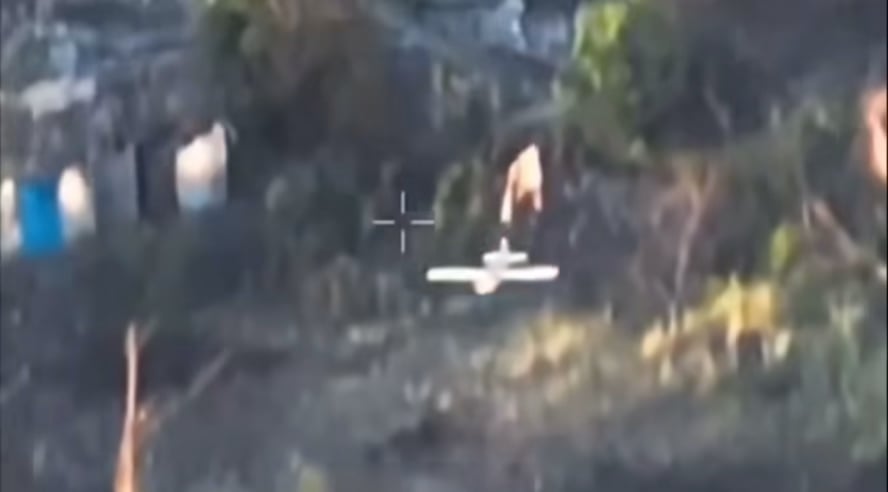 Der ukrainische Soldat schießt zufällig zweimal auf eine russische Drohne (wahrscheinlich eine Molniya) und senkt ihn zum Glück. Datum und Ort unbekannt.