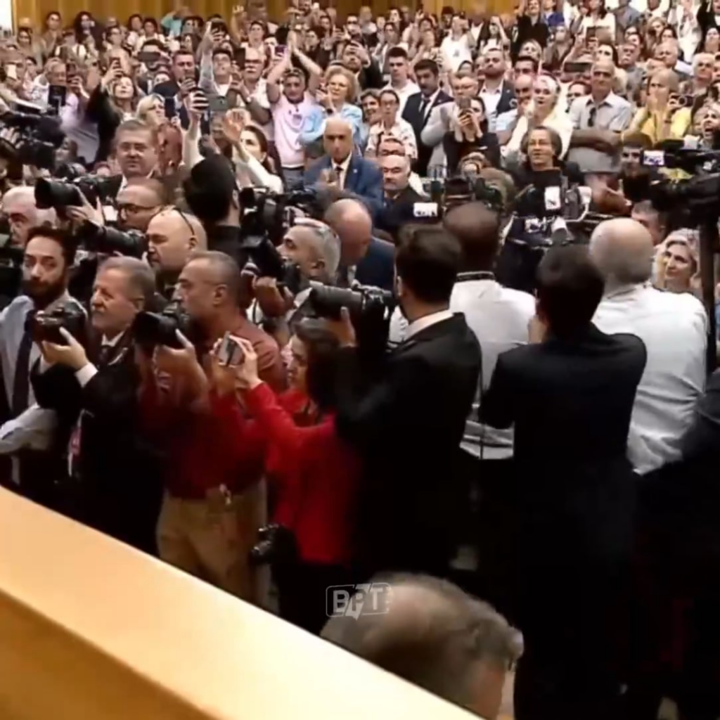 Der einzige Grund für den Übergang zu meinem Präsidenten von "Come" ist die von Ekrem Imamoglu initiierte Änderungsbewegung. Danke Özgür Özel Danke Ekrem İmamoğlu Willkommen Muharrem Hodja!