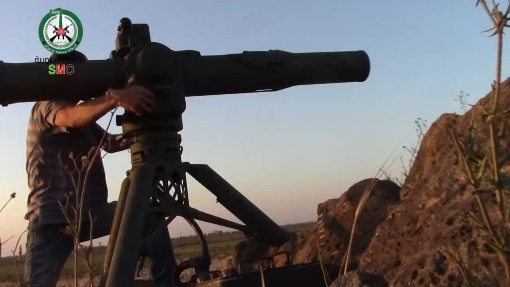 FSA's Houran Brigade BGM-71 TOW-Team schlägt einen syrischen Armee-Panzer in Busra al-Harir-7/2/2014 an