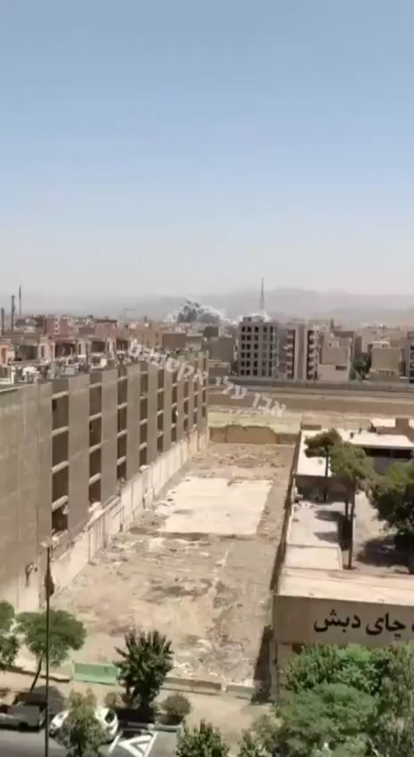 Die ersten Momente nach dem Angriff des israelischen Angriffs auf den Hauptquartier von Sayyid al-Shahada in der Stadt Ray in der südlichen Provinz Teheran (23jun2025)