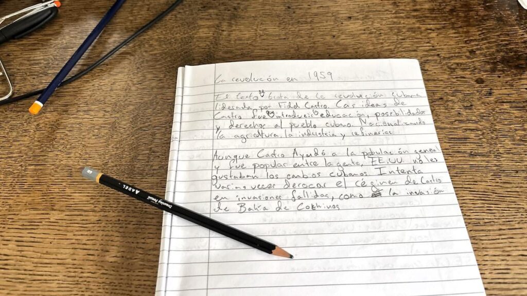 Von Tastatur bis hin zu Kragen Tees: Schüler waren mit Stift und Papier in der spanischen Prüfung geprüft Von Tastatur bis hin zu Kragen Tees: Schüler waren mit Stift und Papier in der spanischen Prüfung geprüft