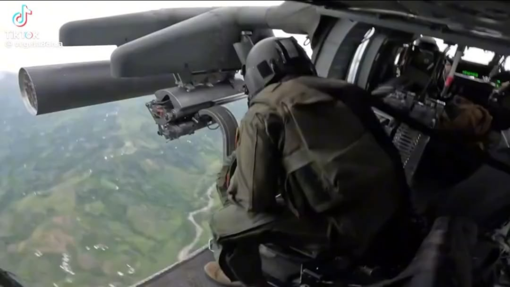 Kolumbianische Luft- und Raumfahrt -Force -Hubschrauber, die auf mutmaßliche Guerilla -Positionen in El Cauca abfeuert. (Musik von Quelle)