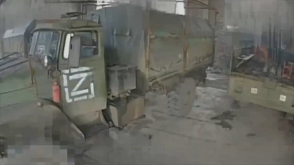 Ein FPV -Pilot des ukrainischen 28. Separaten, mechanisierte Brigade greift die russische Logistik in einem Lagerhaus mit seinem Glasfaserquad in der Nähe von Horlivka, Donetk Oblast an.