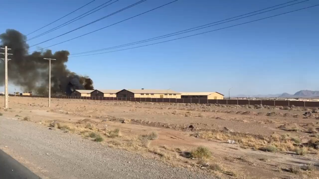 Eine massive Explosion, die in einem Lagerhaus in Isfahan, Iran, vor der Kamera festgehalten wird