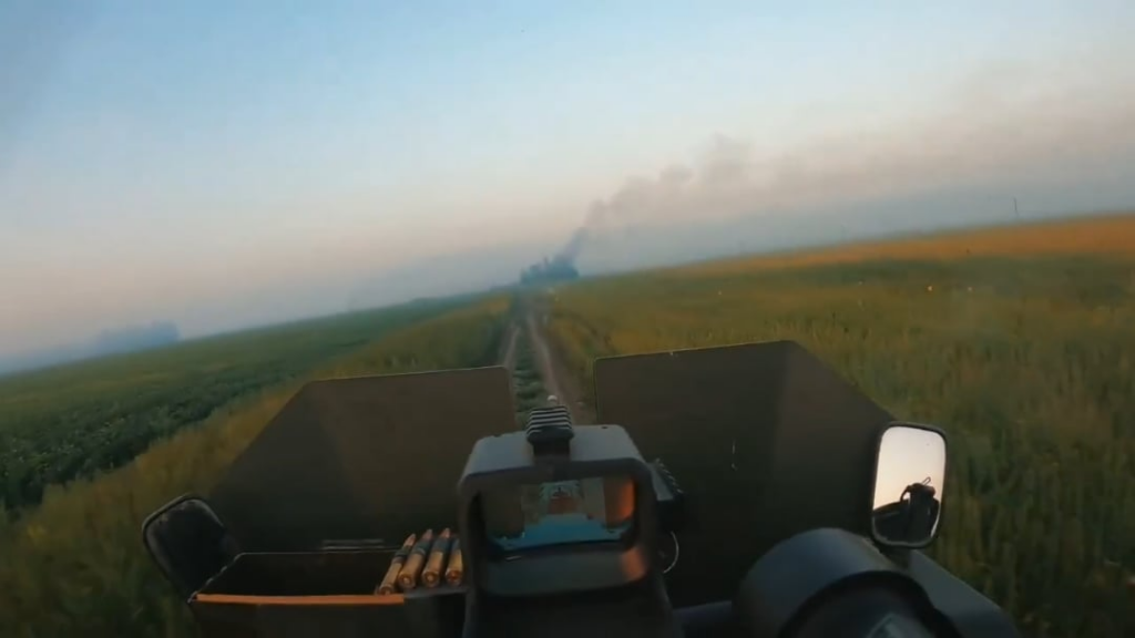 Ukrainische Maschinengewehr der "North Side Group" -Eineinheit unterdrückt eine russische Position mit einem Maschinengewehr von Browning M2 .50 Kaliber. Höchstwahrscheinlich Kursk/Belgorod -Grenzrichtung. [Published 27.06.2025]