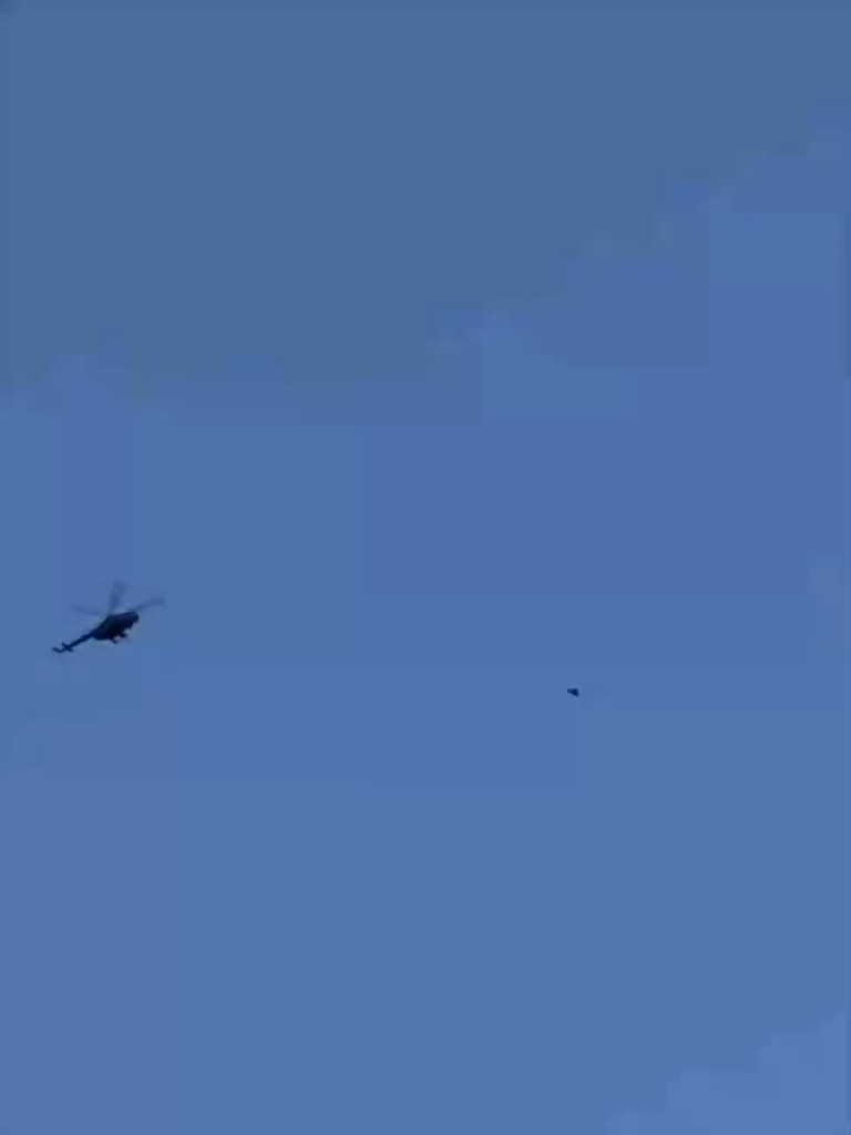 Zivile Filme Ein ukrainischer Mi-8-Hubschrauber, der einen iranischen / russischen "Shahed" Uav "abdrängt.
