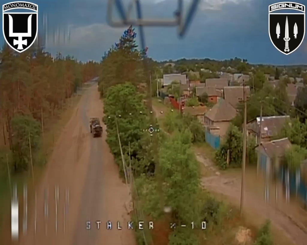 Ein FPV-Pilot der ukrainischen "Signum" -Gruppe fliegt mit seinem faseroptischen FPV Quad durch einen offenen Raum in einem russischen Anti-Dron-Netz und trifft einen Tankwagen.