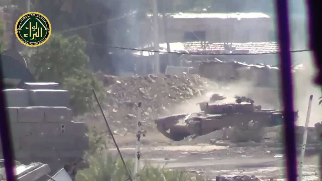 Klare Version der Syrienarmee -Panzer, die eine Hülle in der Nähe direkt bei der Oppositionskamera - 2014 lobt