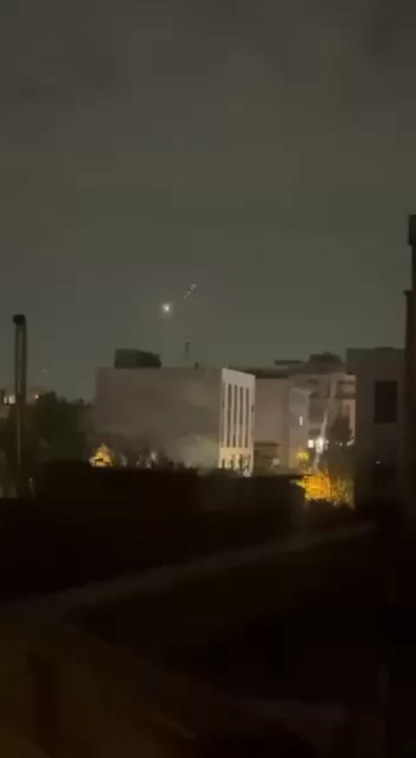Anti-Luft-Waffen sahen in den Nachthimmel über die iranische Hauptstadt Teheran.