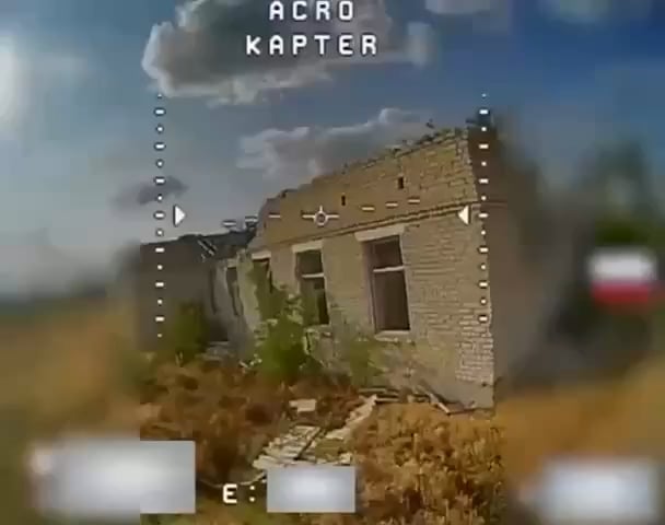 Ein ukrainischer FPV -Pilotpilot greift die freiliegende russische hintere Flanke an. Kherson Oblast.
