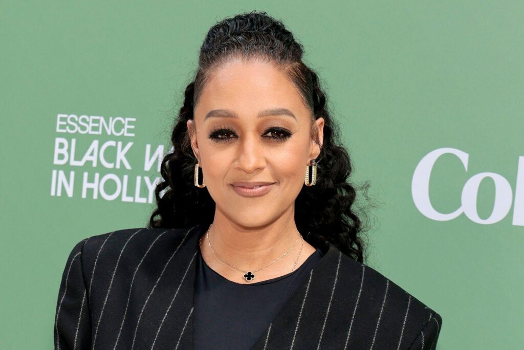Tia Mowry sagt, ein Kinderschauspieler zu sein und "vor der Welt aufzuwachsen" war "hart": "Kinder brauchen Raum, um nur Kinder zu sein"