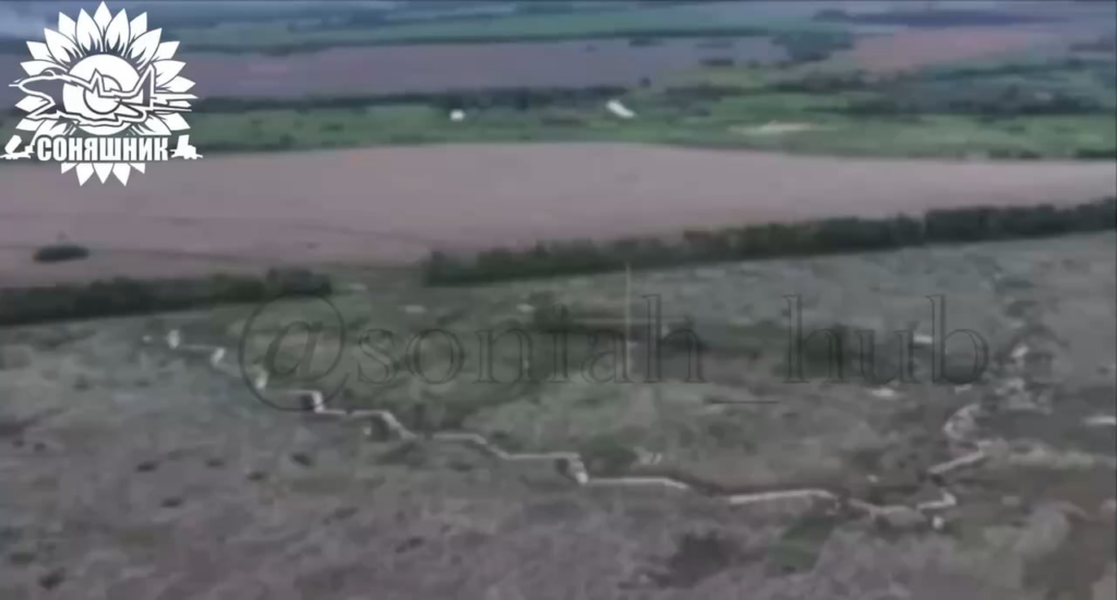 Die ukrainischen Streitkräfte führten einen F-16-Luftangriff mit 4 geführten amerikanischen GBU-39-Bomben auf einem russischen Unterstand östlich des Dorfes Tyotkino in der Region Kursk. Mai 2025.