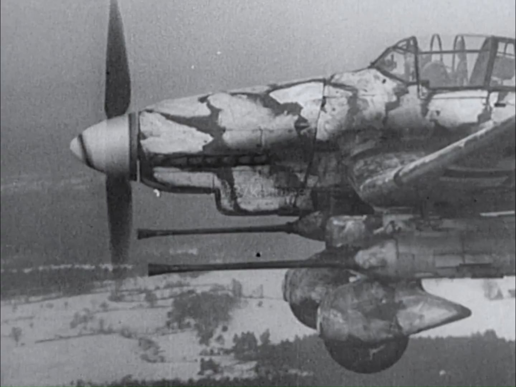 Junkers Ju 87 g "Kanonenvogel", bewaffnet mit einem Paar 3,7 cm Bordkanon in Aktion gegen sowjetische Fahrzeuge über der Ostfront, um Anfang 1945