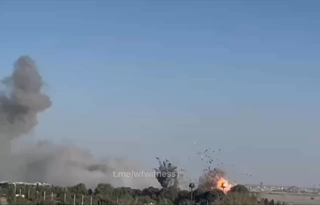 ⚡️🇮🇱🇮🇷 Filmmaterial zeigt eine Explosion nach dem israelischen Streik auf Karaj Meysami Military Base in der Provinz Alborz westlich der Provinz Teheran. Es sind höchstwahrscheinlich eher sekundäre Explosionen als der Moment des Aufpralls. (18jun2025)
