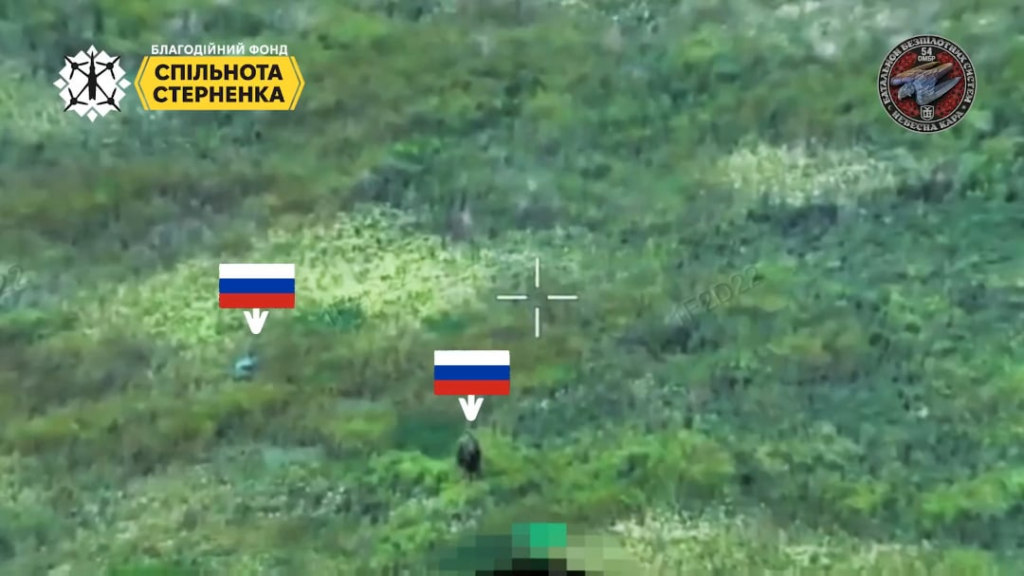 Russische Soldaten, die "Anti-Drone" -Mäntel trugen, wurden von der ukrainischen "Nebesna kara"-UAV-Bataillon der 54. mechanisierten Brigade herausgenommen. Siversk -Richtung. Juni 2025 [Published 11.06.2025]