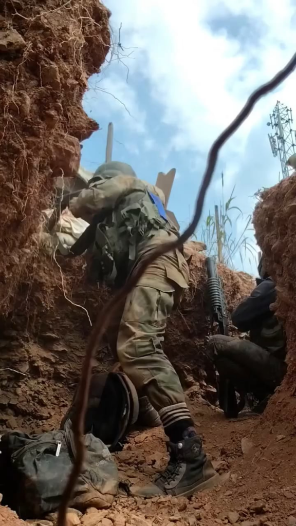 (Irgendwann zwischen 2023 und 2025) BNRA (Burma National Revolutionary Armee) Kämpfer überlebt Splitter aufgrund seines Helms [Myanmar]