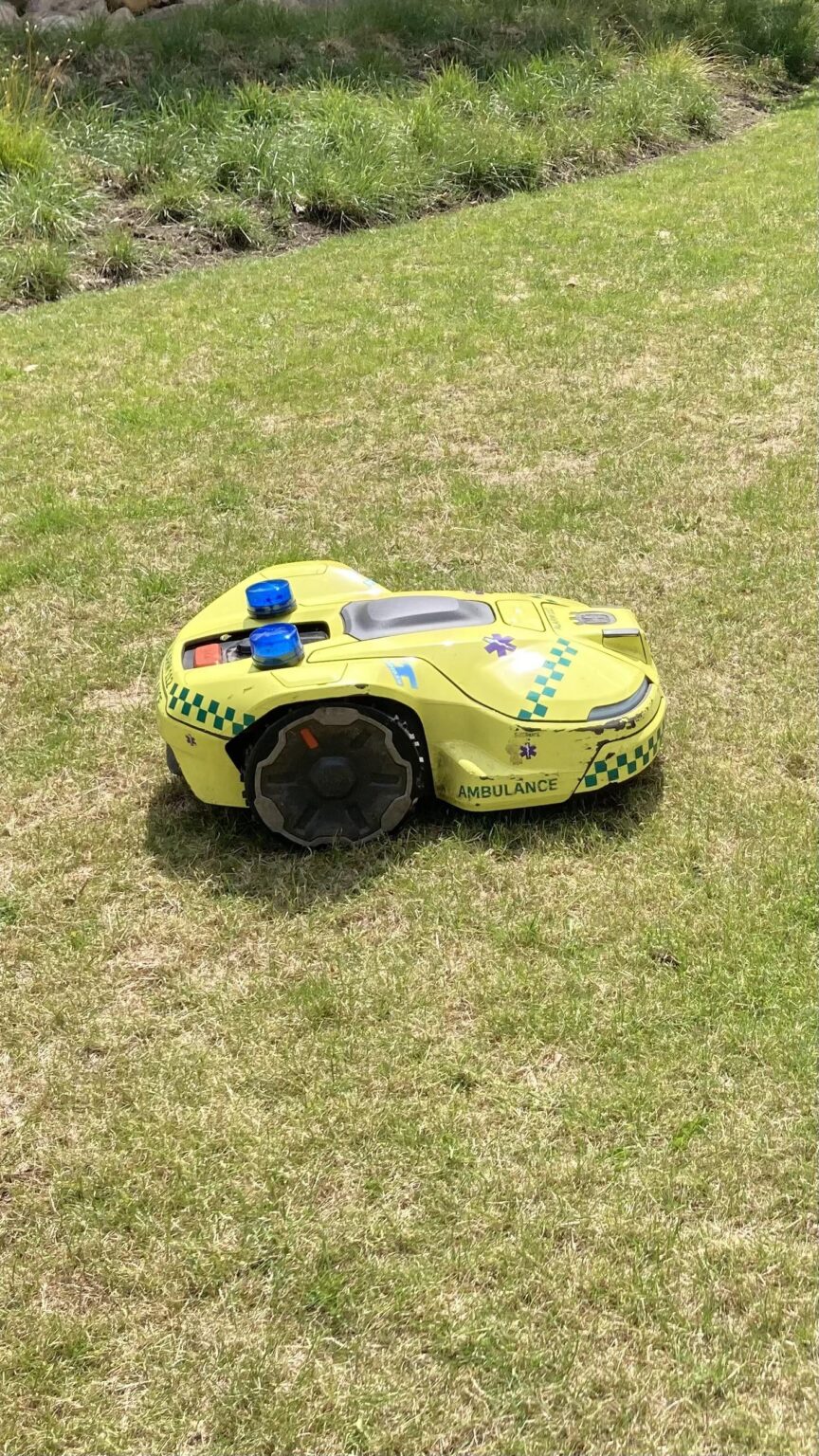 Der Roboter -Rasenmäher im Bispebjerg Hospital ist ein kleiner Krankenwagen